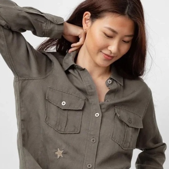 LIKE NEW! Women's Rails Loren - Gray Button down w/Stars - MEDIUM - Picture 3 of 10